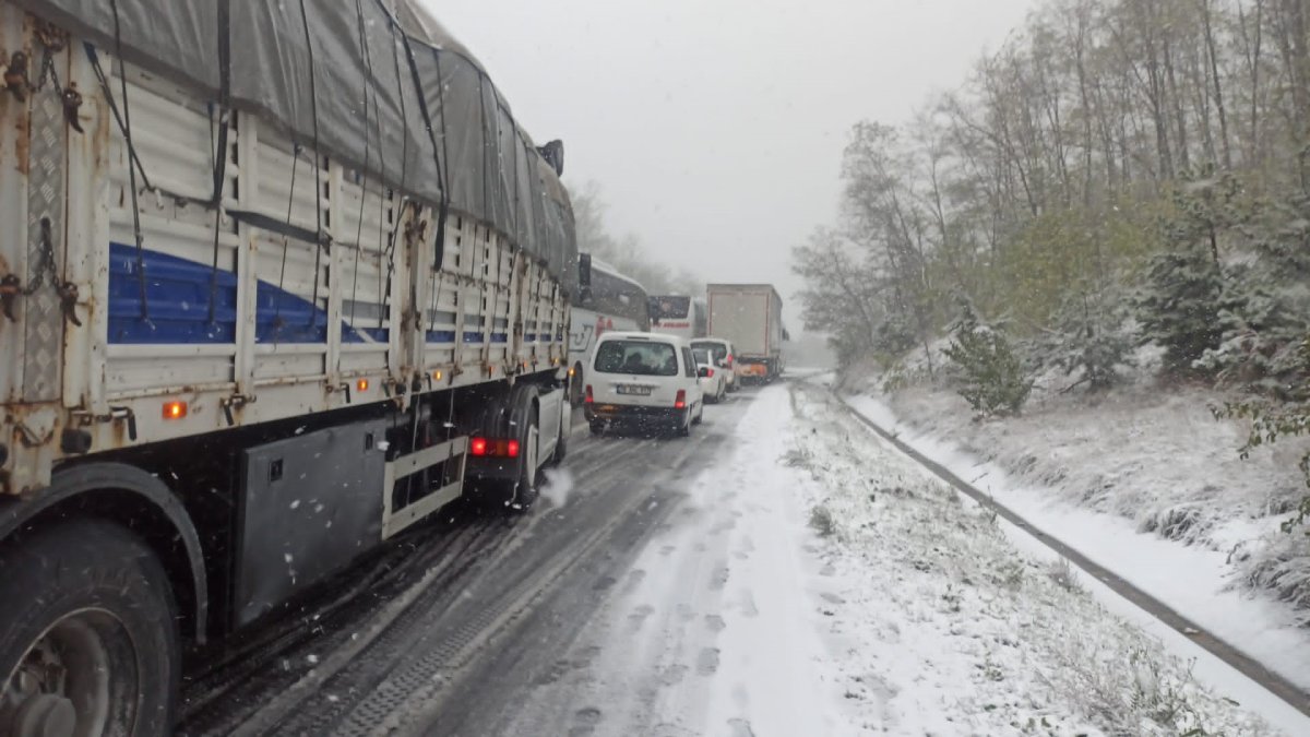Bursa'da kar yağışı sebebiyle yollar kapandı
