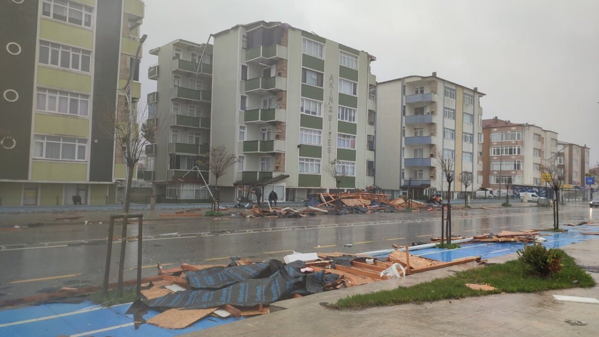 Şiddetli fırtına Sakarya'nın Karasu sahilini yıktı geçti