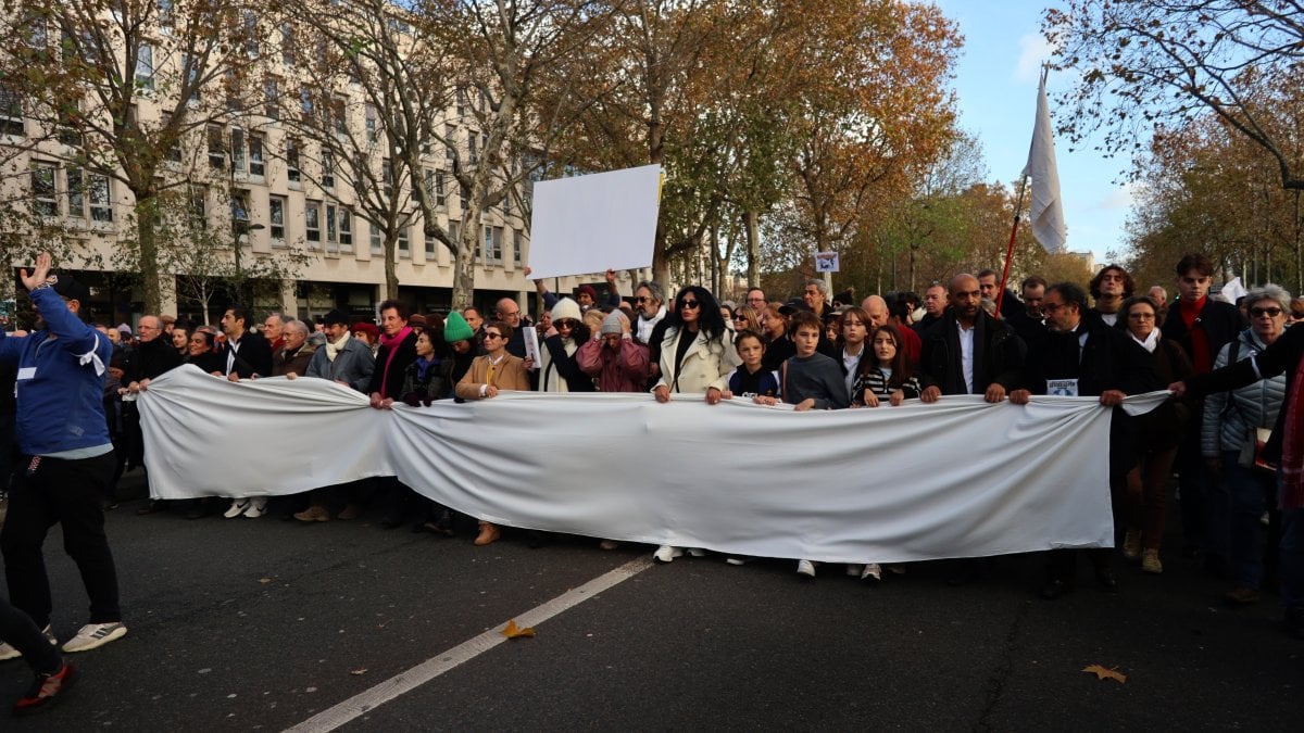 Paris’te “Gazze’de ateşkes” için sessiz yürüyüş