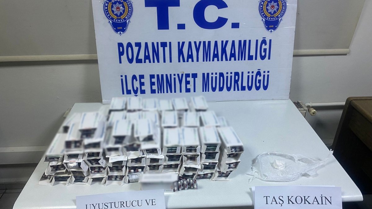 Adana'da durdurulan bir otomobilde 6 bin adet uyuşturucu ele geçirildi