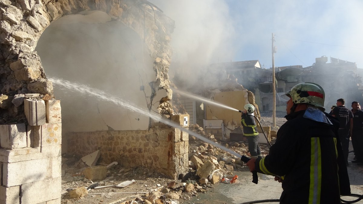 Hatay’da depremde hasar gören iş yerinde yangın çıktı