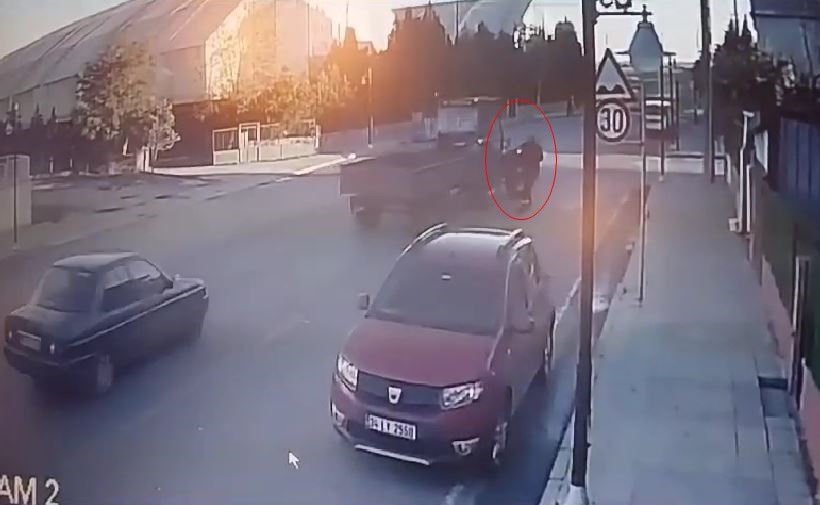Scooter ile traktörün çarpıştığı kaza anbean kamerada