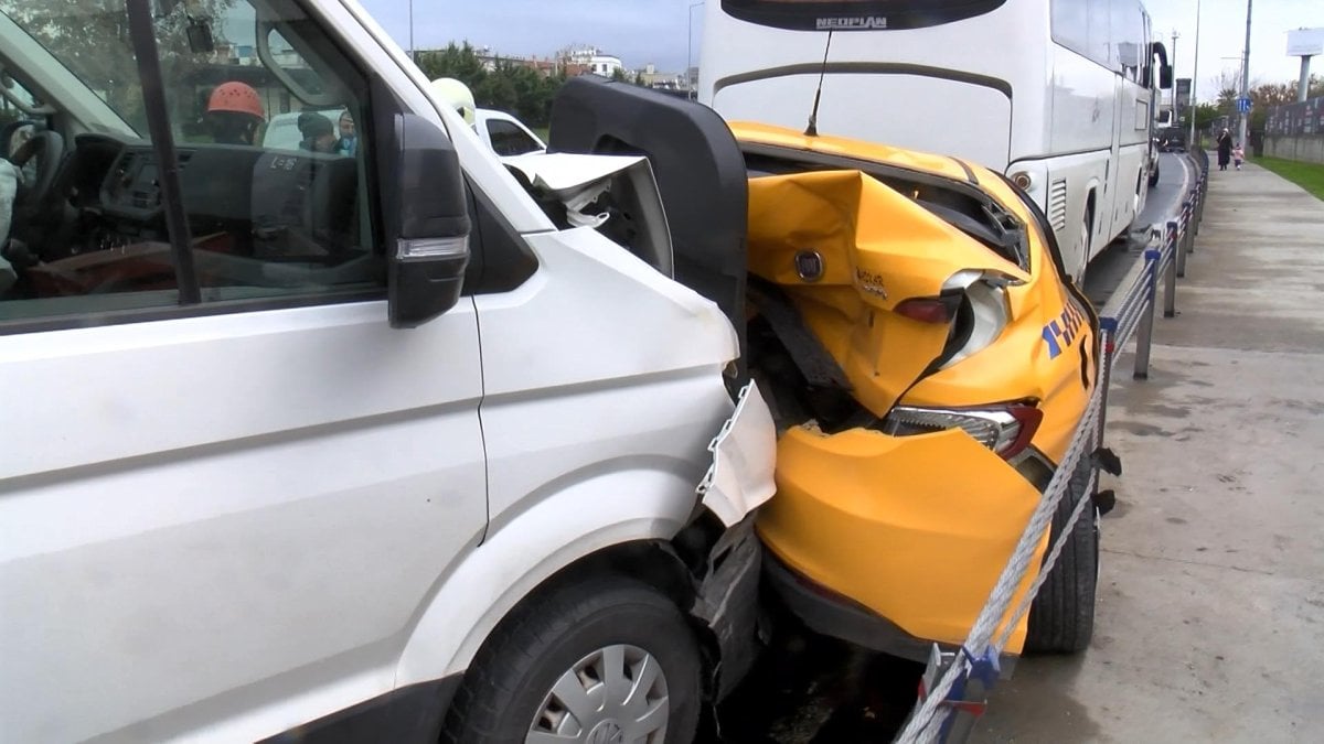 Fatih'te servis minibüsü taksiye çarptı! Kennedy Caddesi’nde trafik durdu