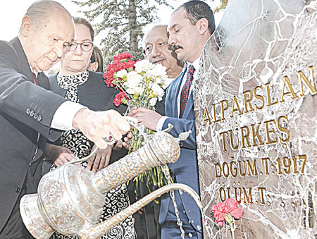 MHP, Anıtkabir ile Türkeş’in mezarını ziyaret etti