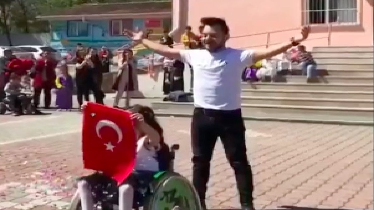 Engelli öğrencisine özel dans gösterisi hazırladı, izleyenlerin yüreğini ısıttı