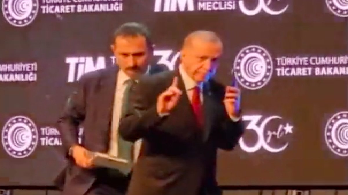 Cumhurbaşkanı Erdoğan, gelen acil telefonla sahneden indir