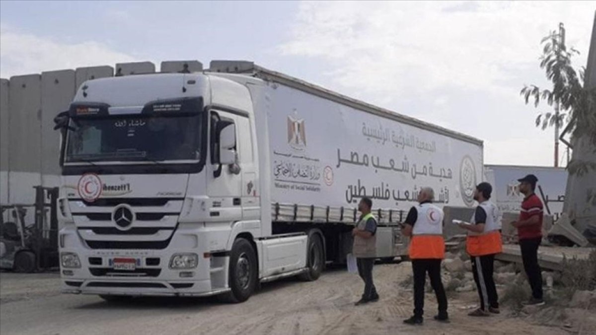 Filistin Kızılayı Gazze'ye 61 tırlık en büyük insani yardım konvoyunu gönderdi