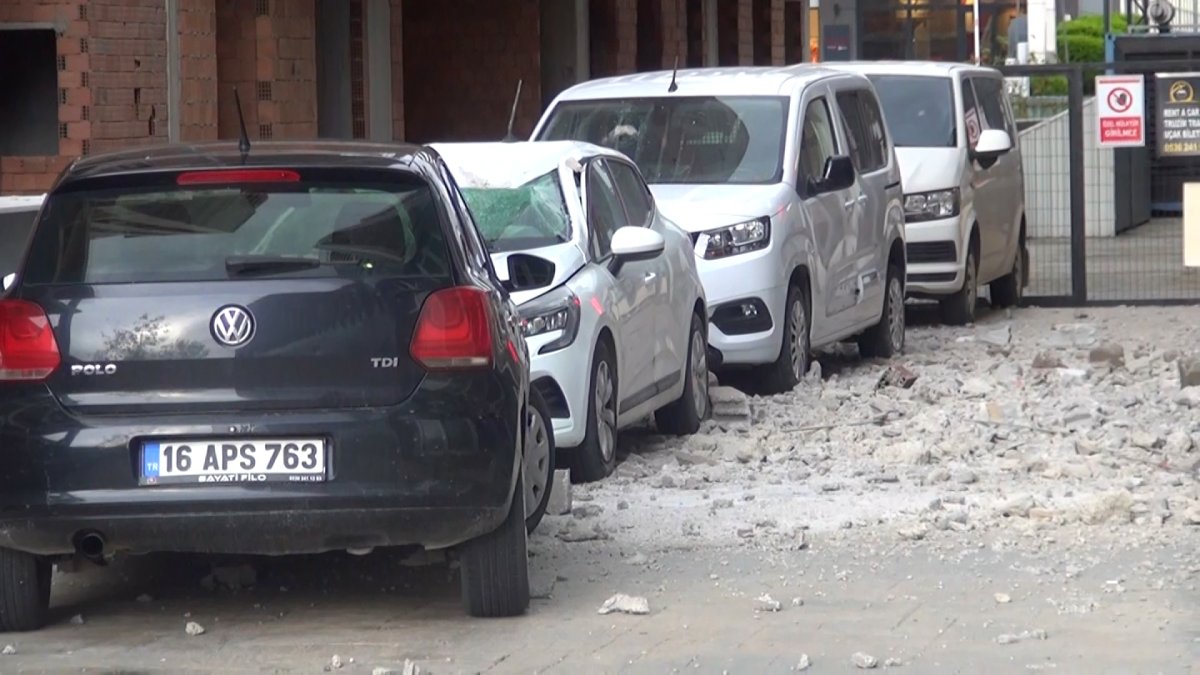 Bursa'da 14 katlı inşaatın duvarı 3 otomobilin üzerine yıkıldı