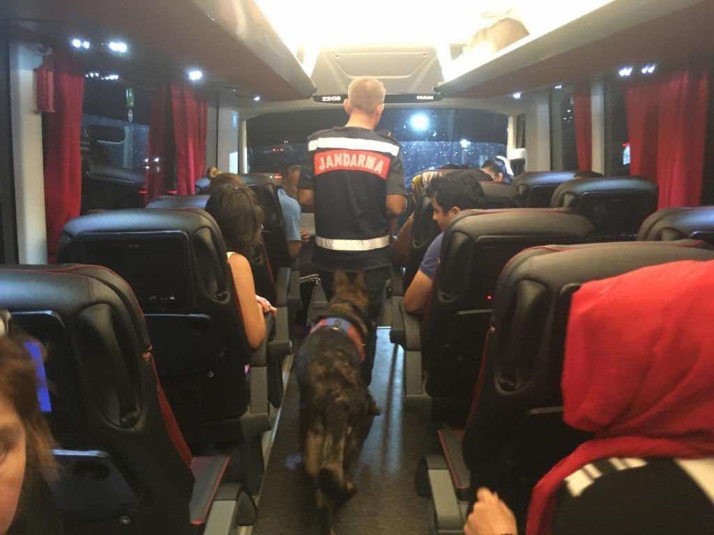 Şehirlerarası otobüsle uyuşturucu taşıyorlardı. Narkotik köpeği yakaladı