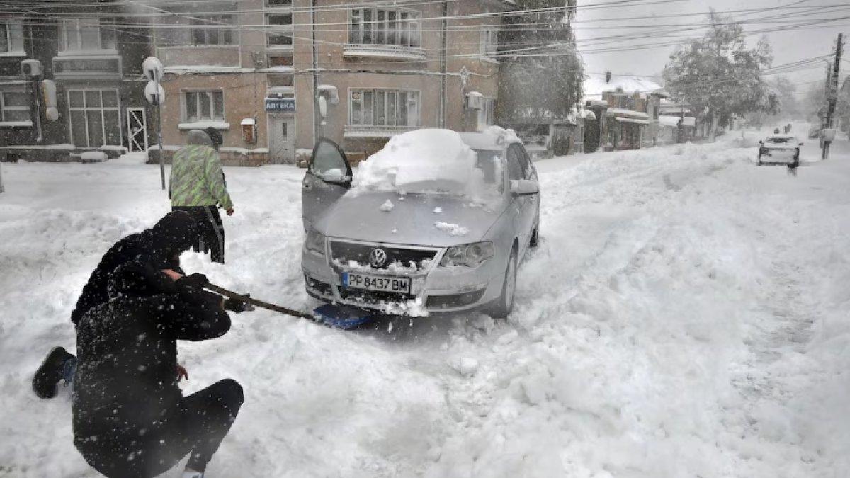 Romanya ve Moldova'da yoğun kar yağışı nedeniyle elektrik verilemiyor