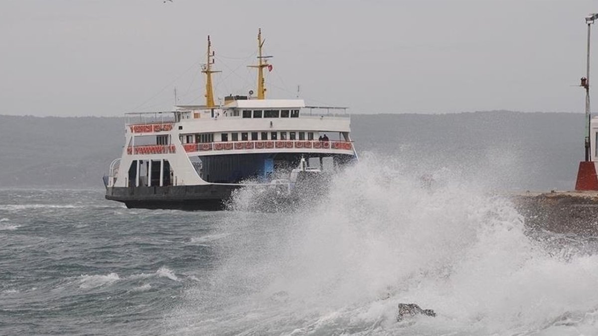 Fırtına nedeniyle Balıkesir'in adalarına bazı feribot seferleri iptal edildi