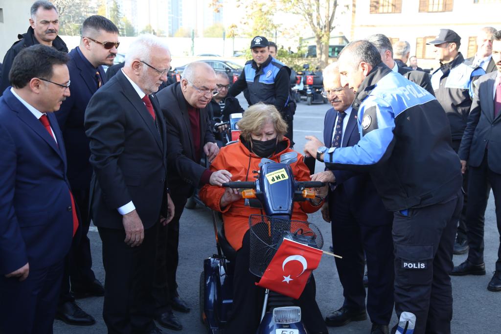Kayseri’de 150 engelliye akülü araç hediye edildi