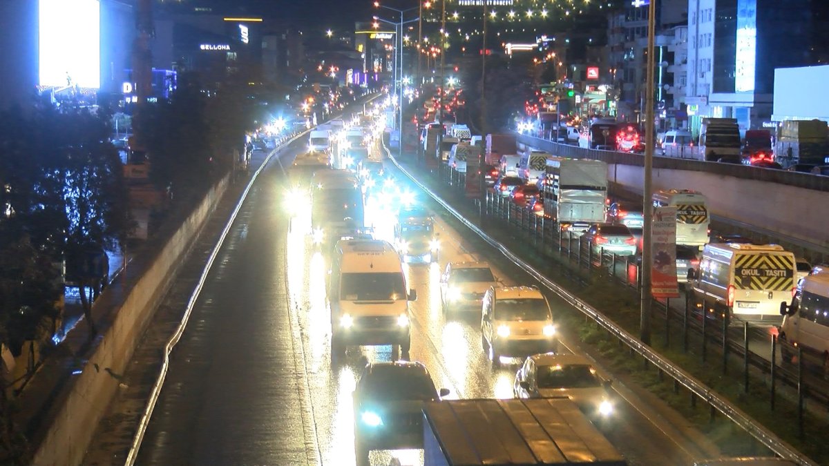 İstanbul'da akşam saatlerinde trafik yoğunluğu yüzde 87'ye ulaştı