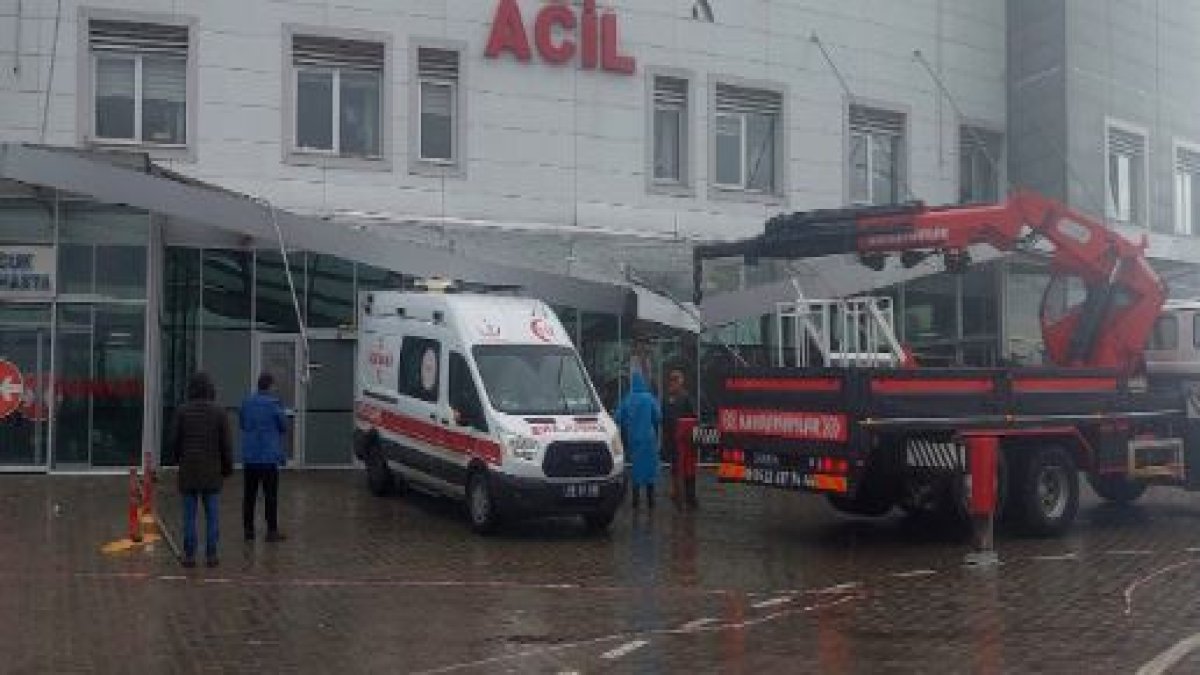 Hastane girişi ambulansın üzerine çöktü