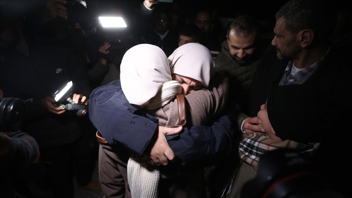 Filistinli 30 kadın ve çocuk esir İsrail hapishanesinden serbest bırakıldı