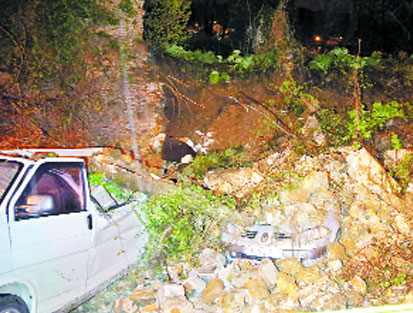 İstinat duvarı çöktü: 7 otomobil hasarlı