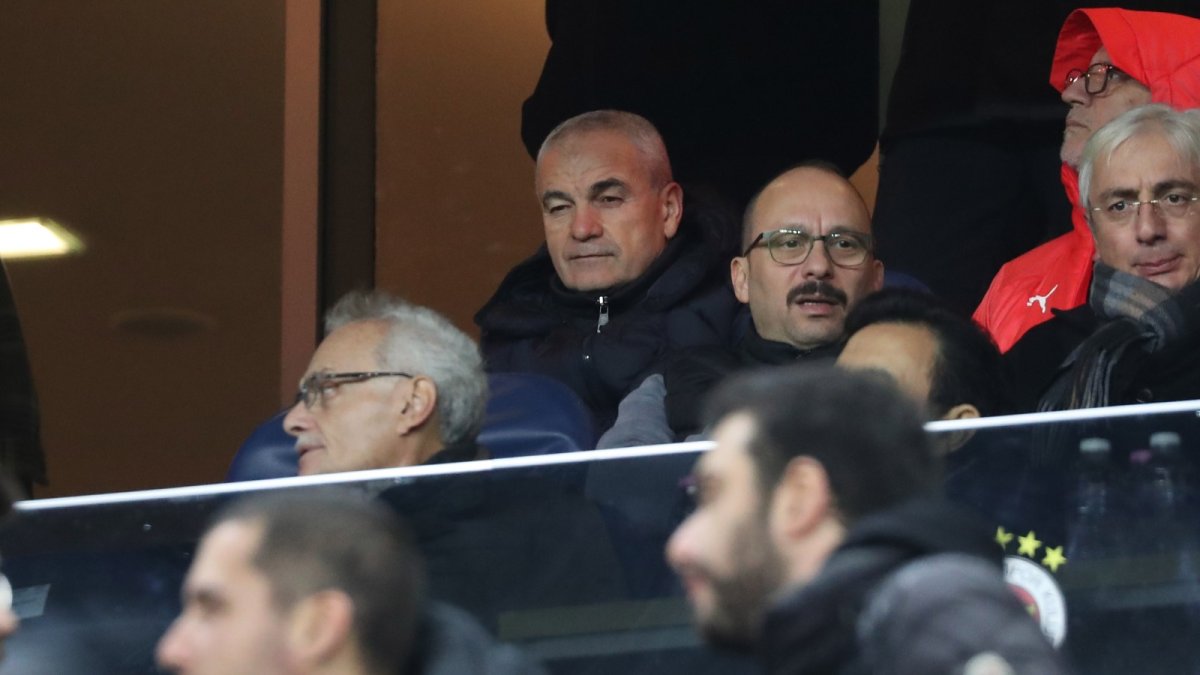 Beşiktaş teknik direktörü Rıza Çalımbay Fenerbahçe'yi izliyor. Derbi öncesi statta yerini aldı