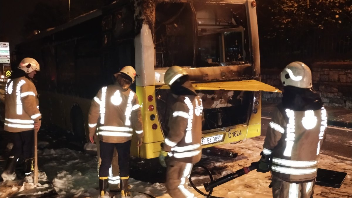 Üsküdar'da seyir halindeki otobüs alev alev yandı