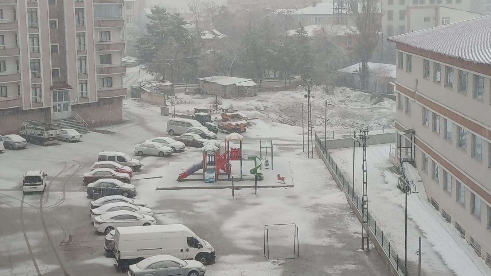 Erzurumlular güne kar yağışı ile başladı