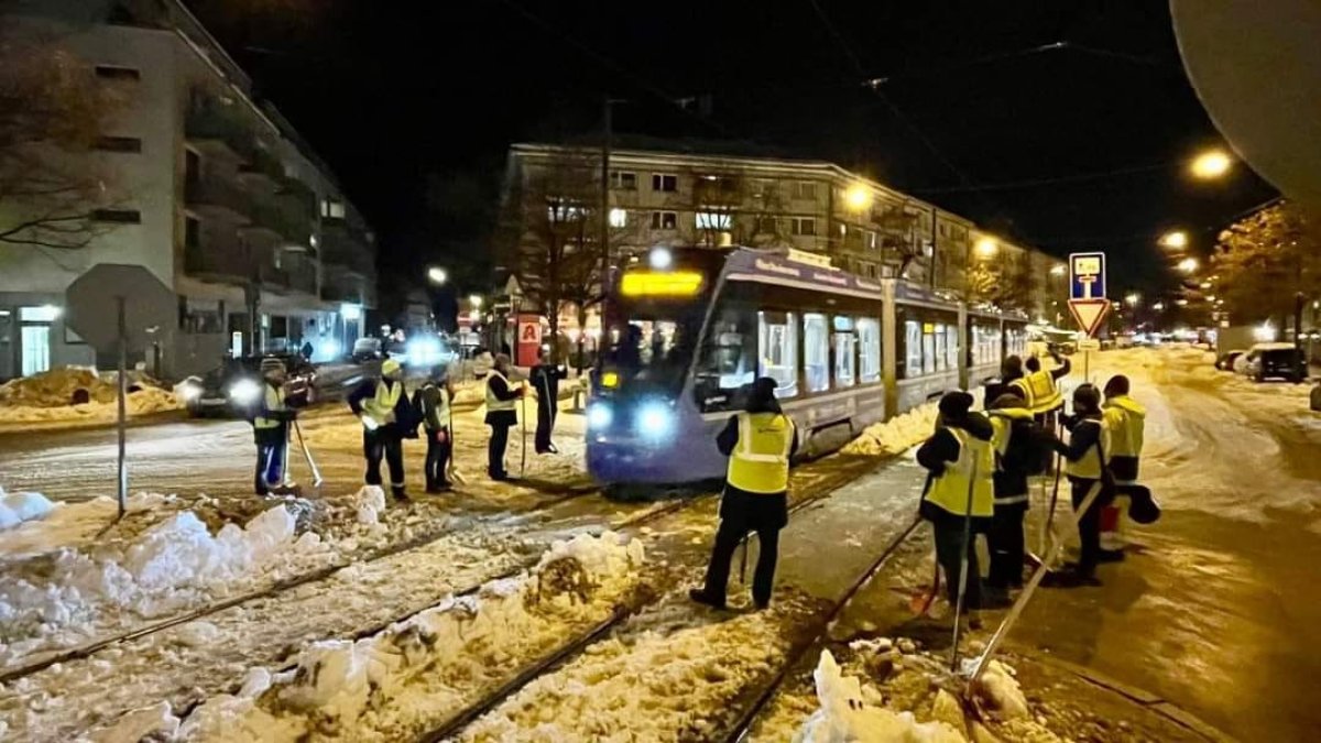 Almanya'da kar yağışı yolcuları vurdu. 10 bin valiz teslim edilemedi
