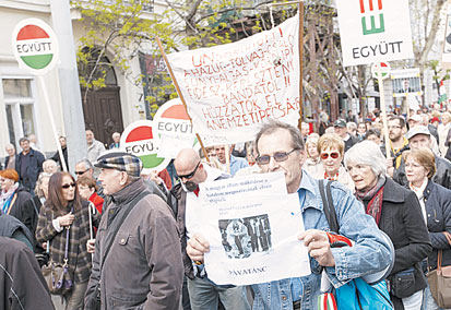 Macarlar’dan “yolsuzluğa hayır” yürüyüşü