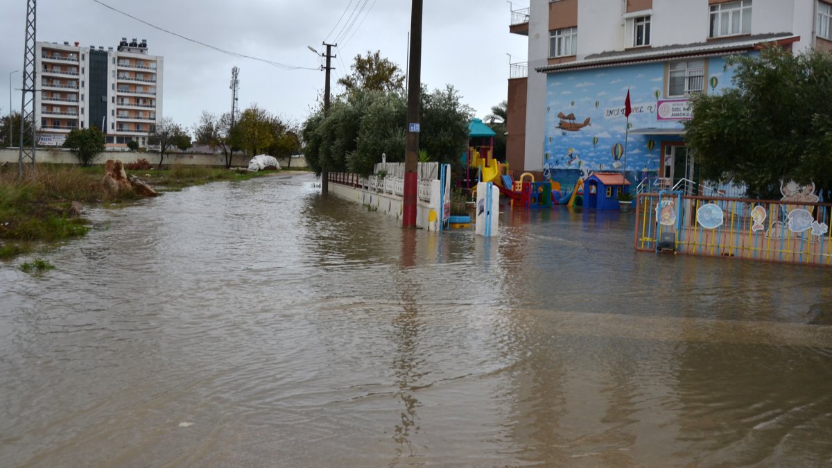 Serik’i sağanak vurdu. Cadde ve sokaklar göle döndü. Bahçe ve seraları su bastı