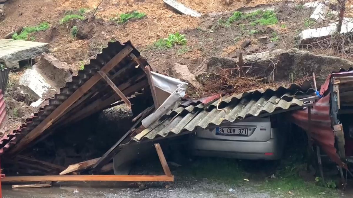 Sarıyer'de istinat duvarı çöktü: 4 araç hasar gördü