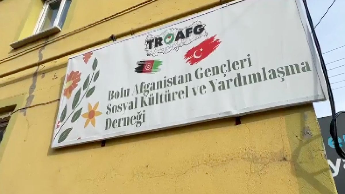 CHPli Tanju Özcan Bolu'daki Afganistan Gençleri Derneği'nin Tabelasını Kaldırdı!