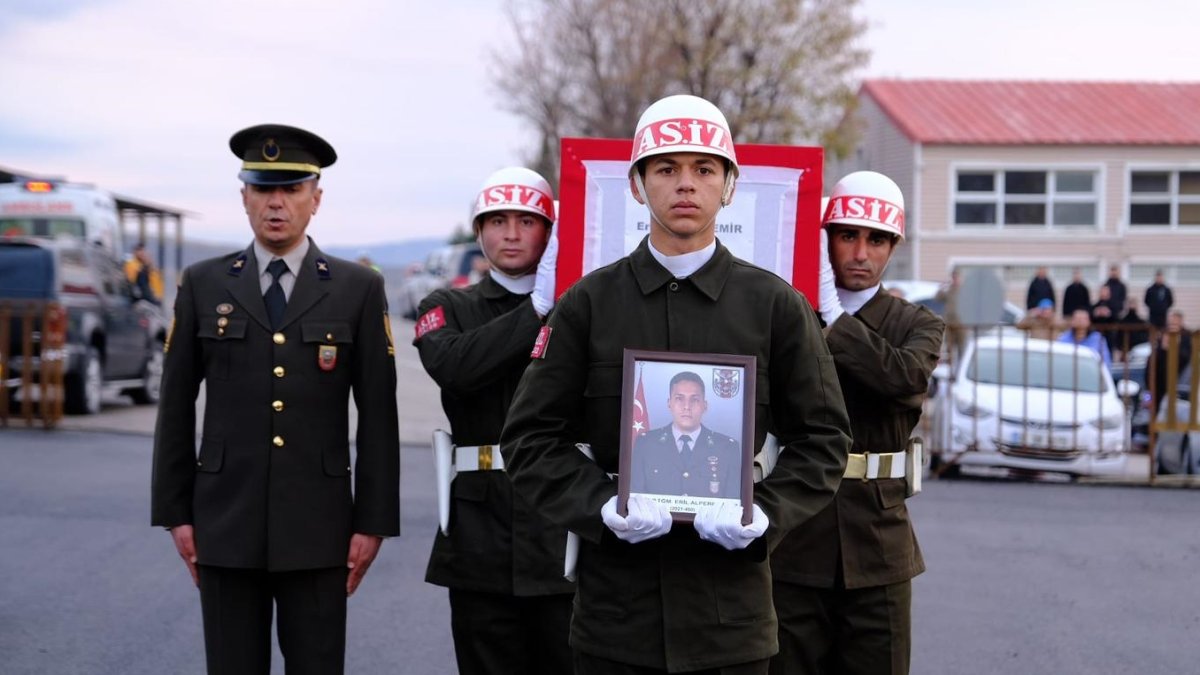 Şehit Teğmen Eril Alperen Emir için Şırnak'ta tören