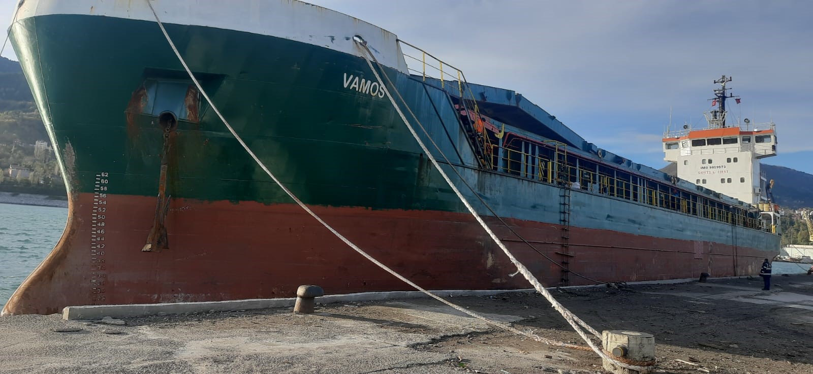 Kastamonu'da karaya oturan gemi kurtarıldı