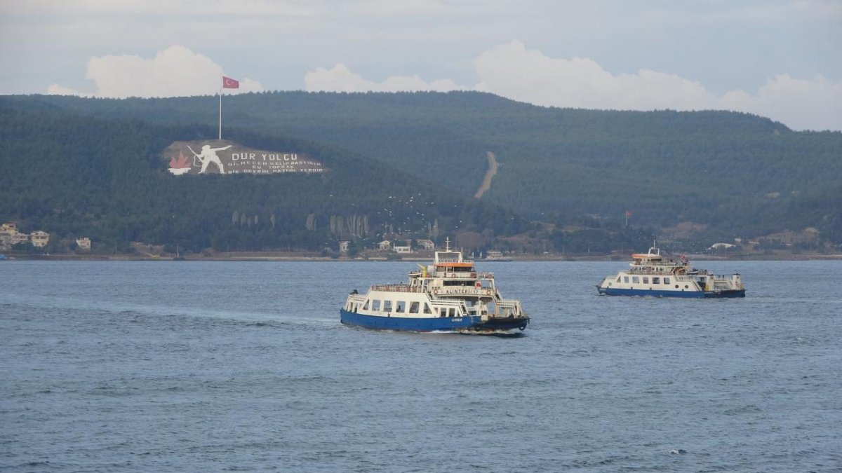 Çanakkale'de feribot seferlerine hava engeli