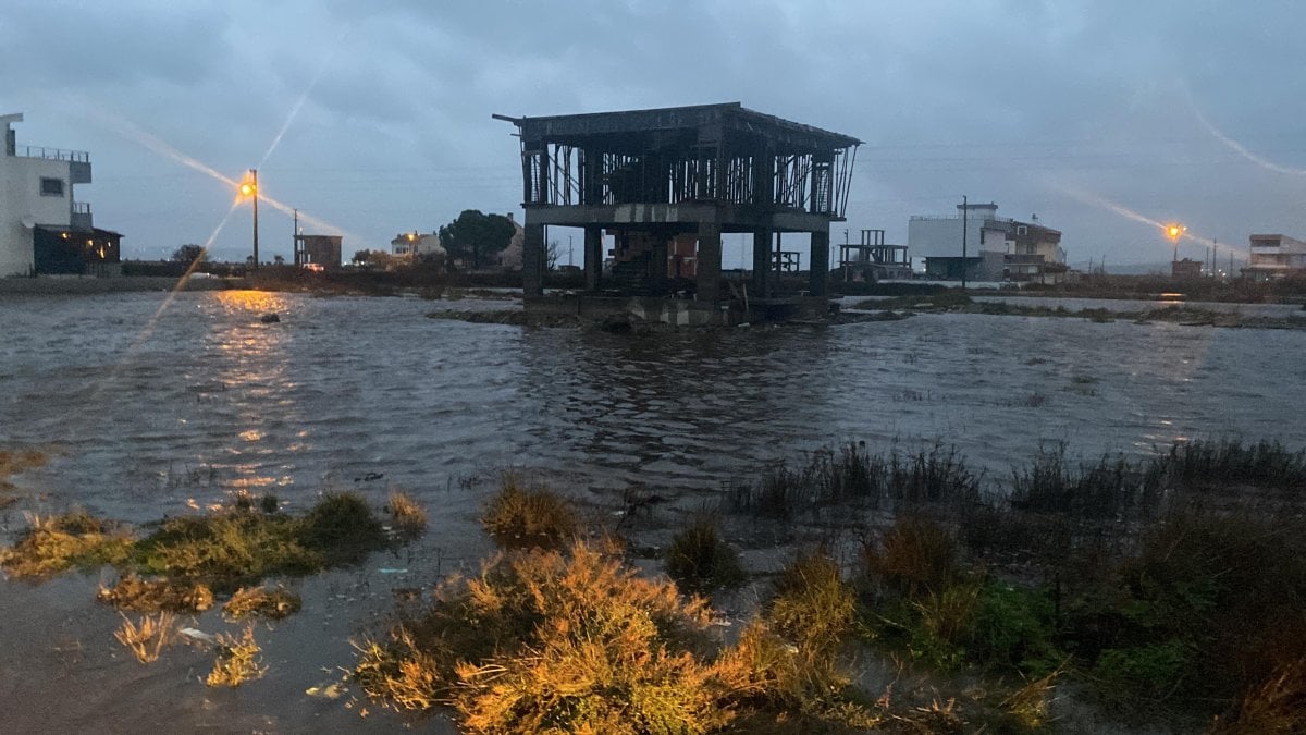 Çanakkale'de yağan sağanak dereleri taşırdı