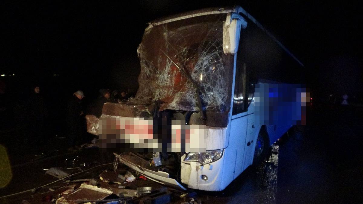 Çanakkale’de yolcu otobüsü ile kamyon çarpıştı. Kazada 3’ü ağır 9 kişi yaralandı