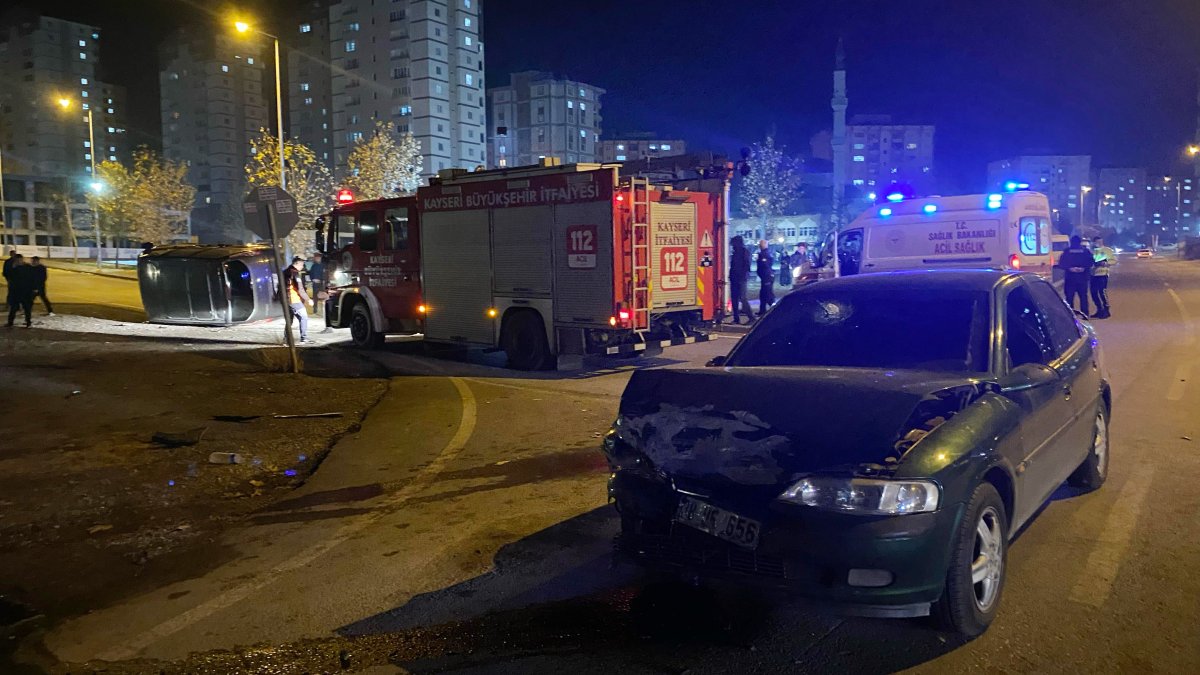 Kayseri'de minibüs otomobille çarpıştı: 7 yaralı