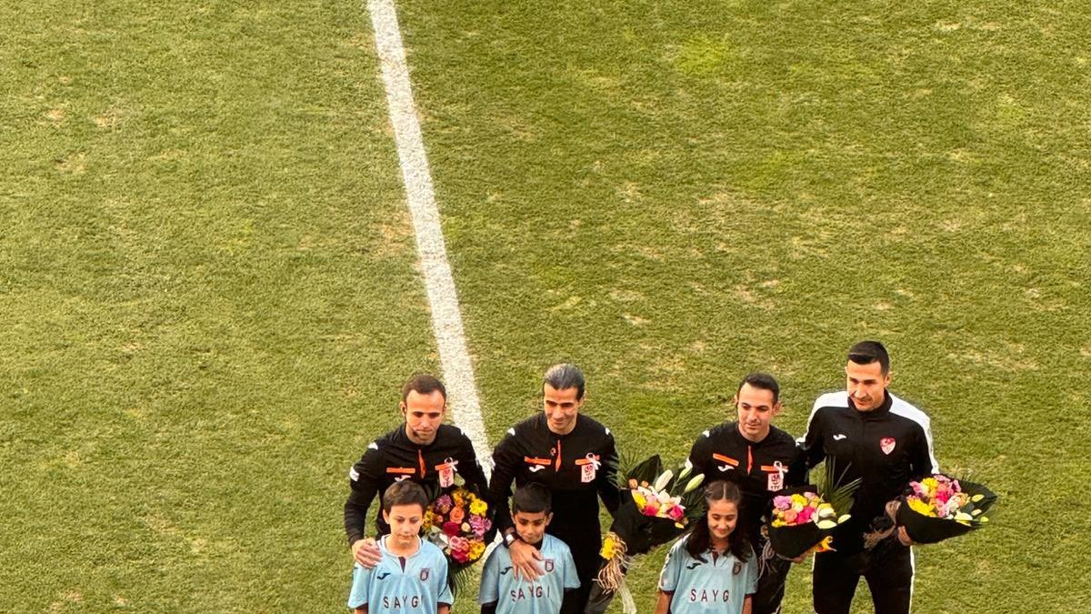 Başakşehir Sivasspor maçında hakemlere çiçek verildi