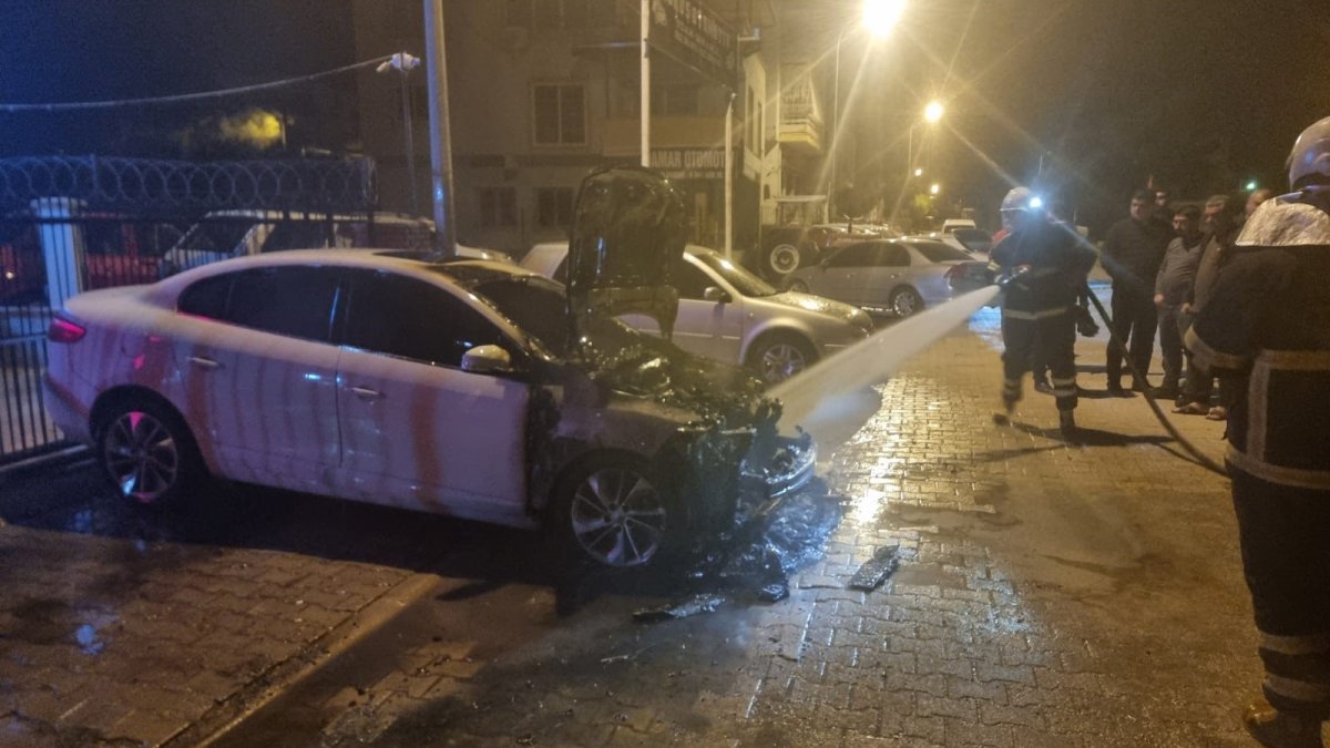 Adana'da oto galeri önündeki otomobil alevlere teslim oldu