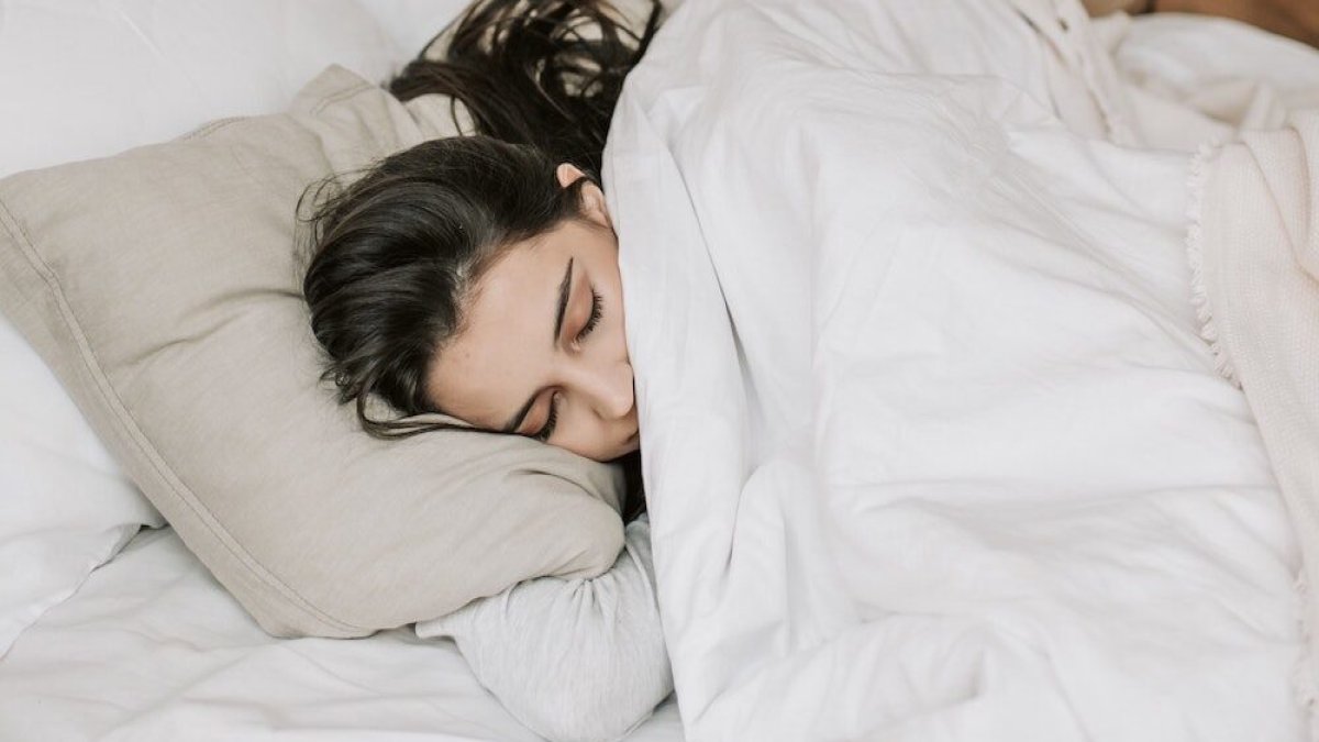 Uyku felci nedir? Uyku felci karabasan mıdır neden olur?