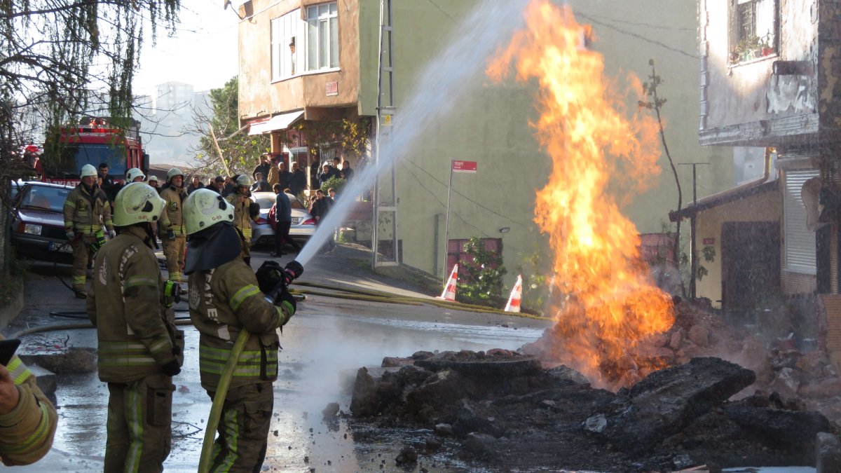 Üsküdar'da yol çalışması yapan Belediye ekipleri doğalgaz borusunu patlattı