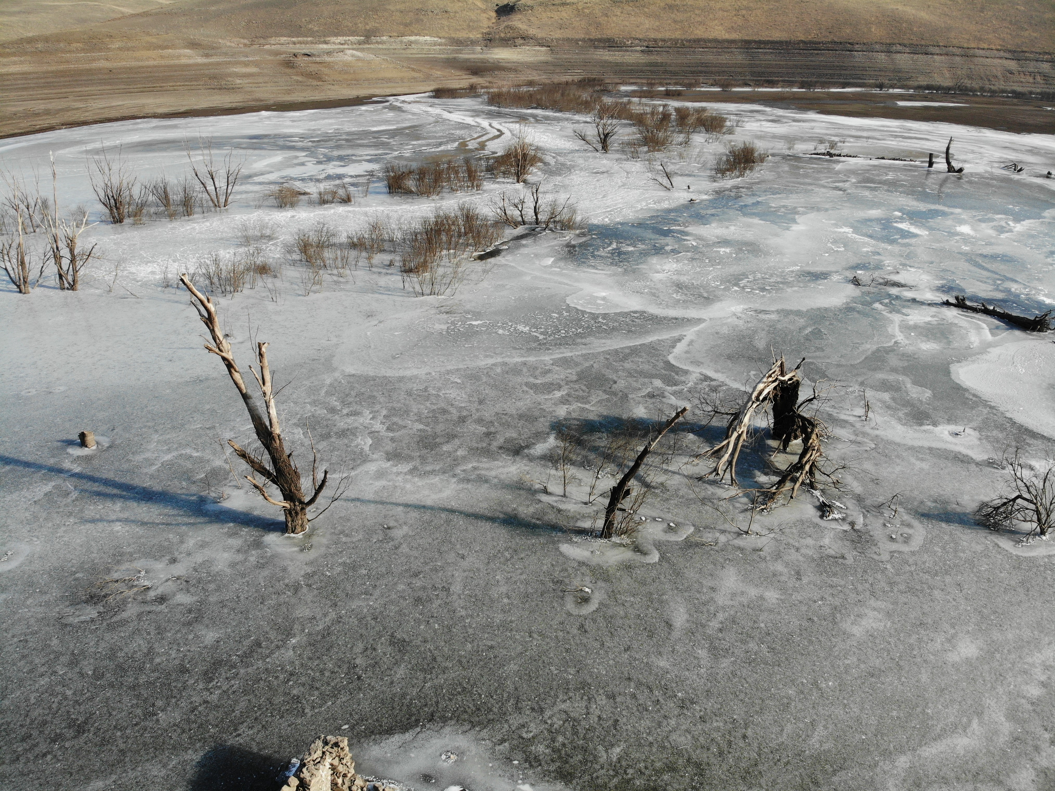 Kars'ta baraj gölü soğuktan dondu