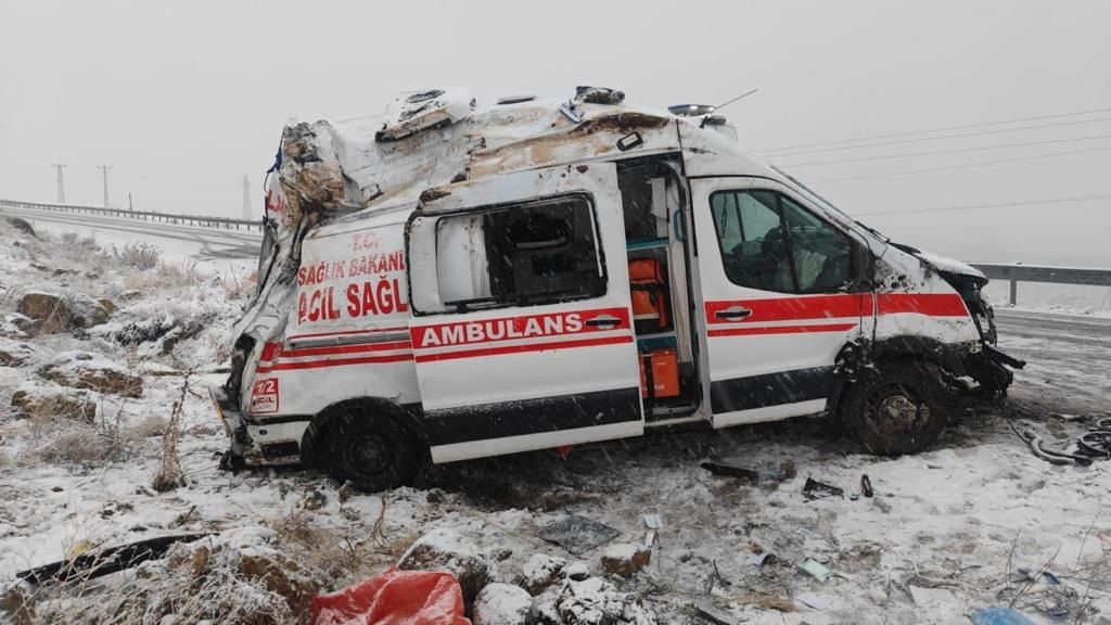 Hakkari'de ambulans kaza yaptı. 3 yaralı