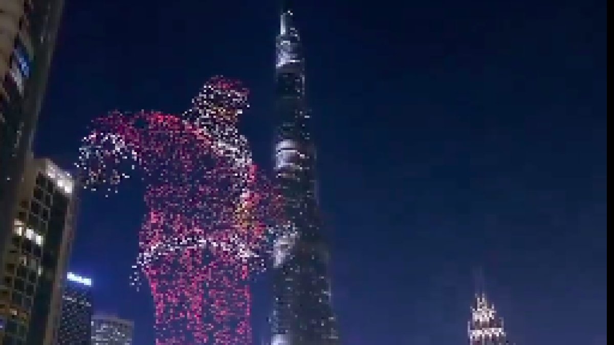 Dubai'de yüzlerce dron kullanılarak oluşturulan Noel Baba'lı yeni yıl kutlaması