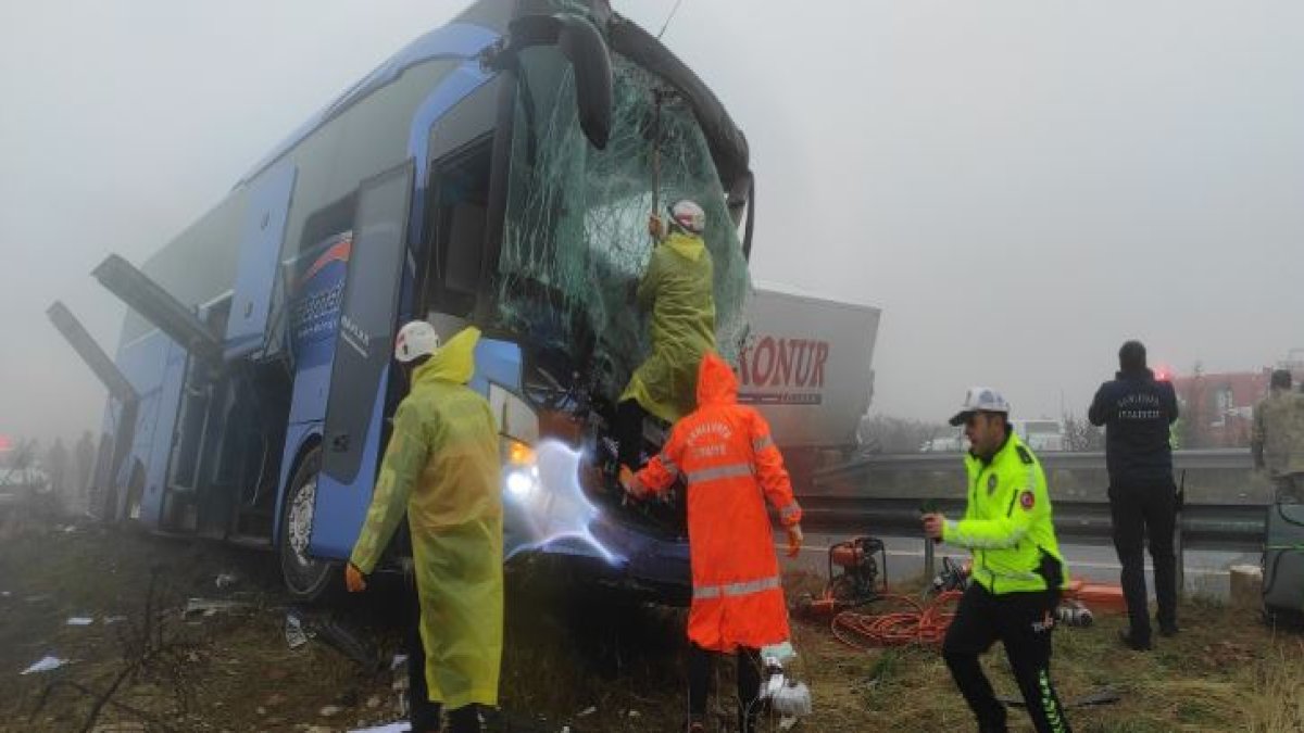 Şanlıurfa’da otobüs 2 TIR'la çarpıştı: 1 ölü, 15 yaralı