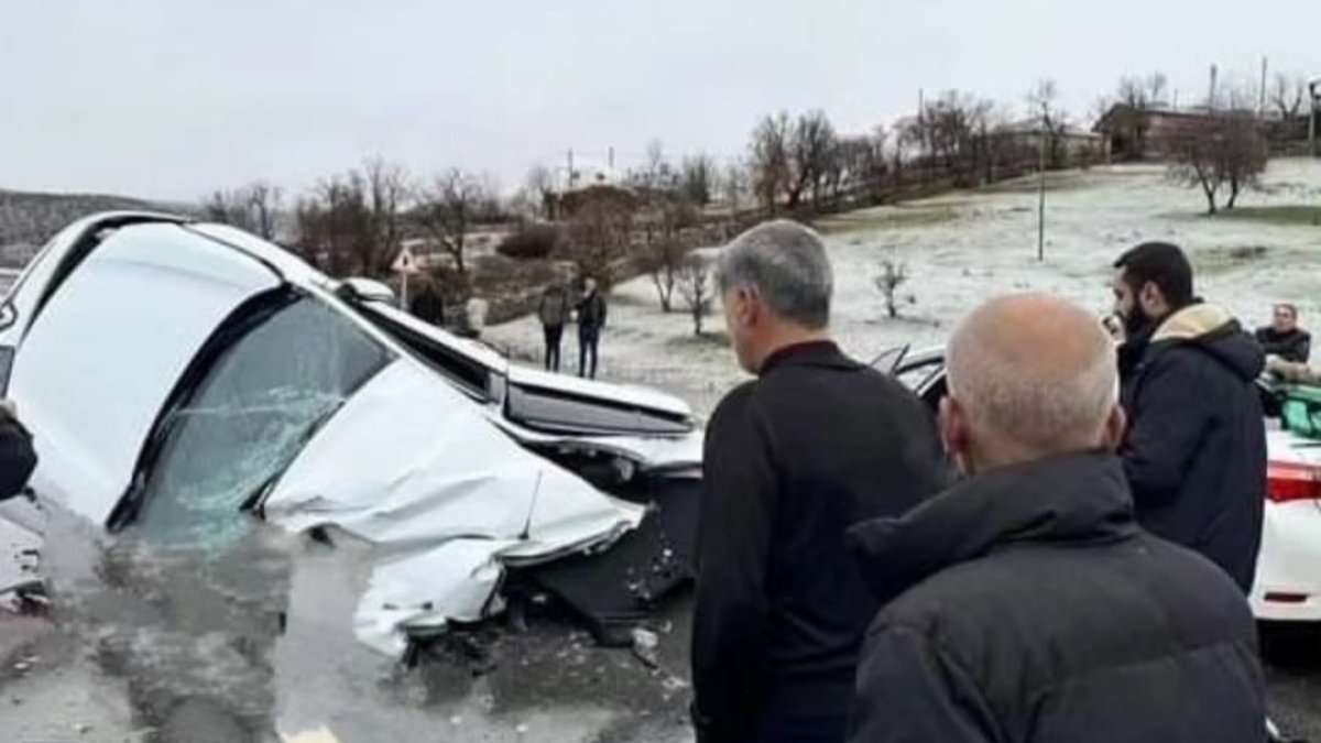 Bingöl’de otomobiller kafa kafaya çarpıştı. 1 ölü 4 yaralı