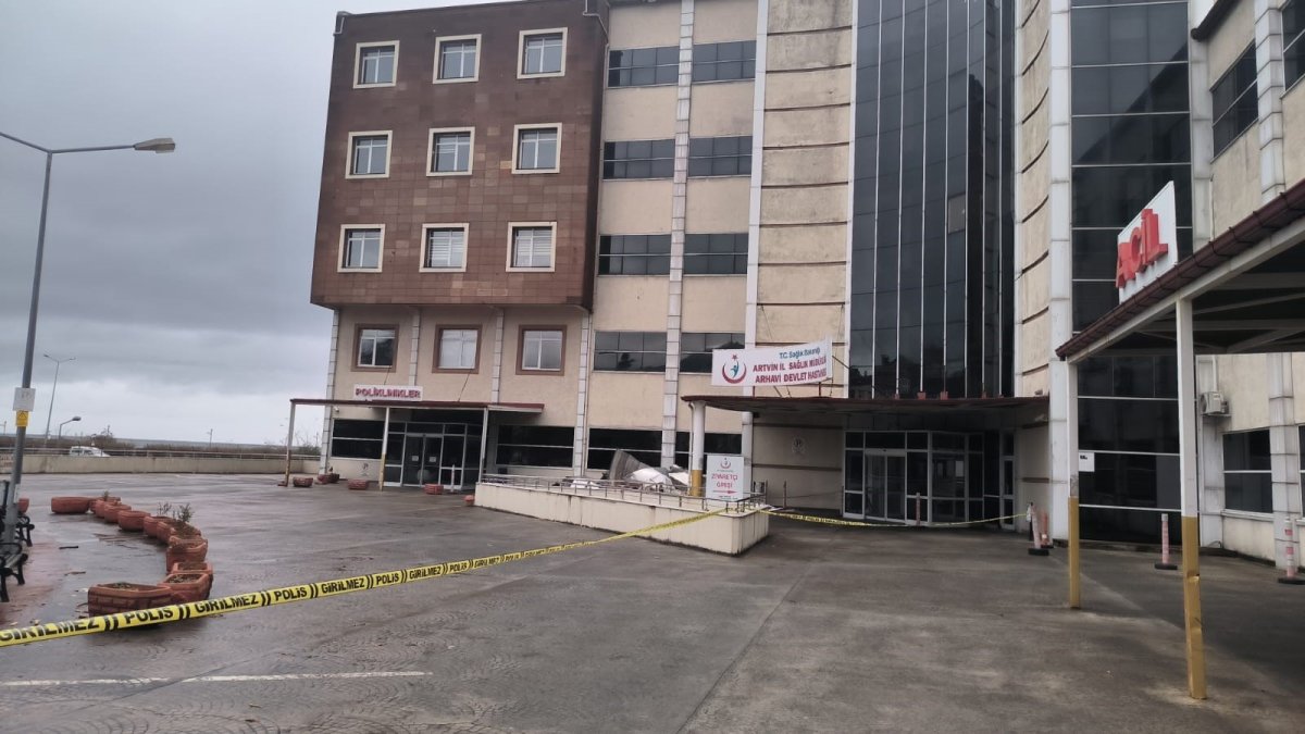 Artvin’de fırtına devlet hastanesinin çatısını uçurdu