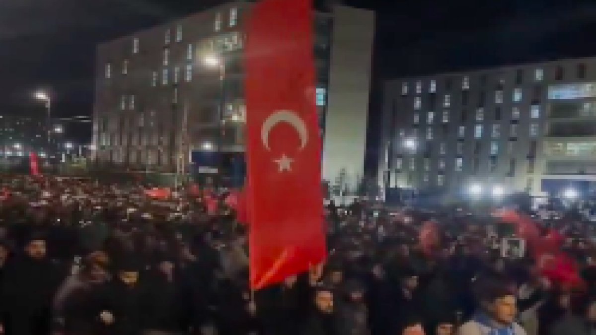 Sivas'ta KYK yurdundaki öğrenciler, şehitlerimiz için yürüdü: "Katil PKK"