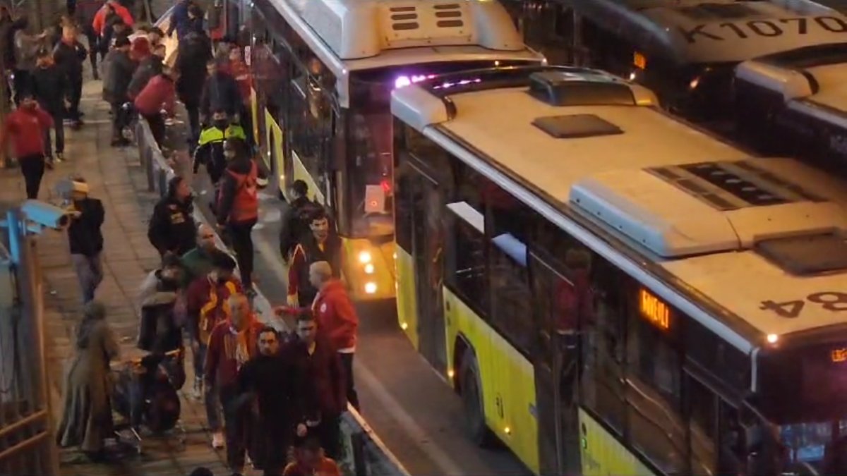 Galatasaray taraftarı polis eşliğinde stattan ayrıldı