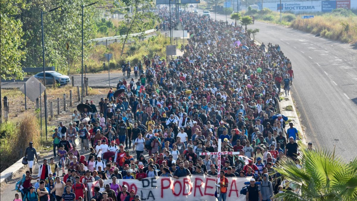 Meksika'dan ABD'ye doğru binlerce göçmen yola çıktı