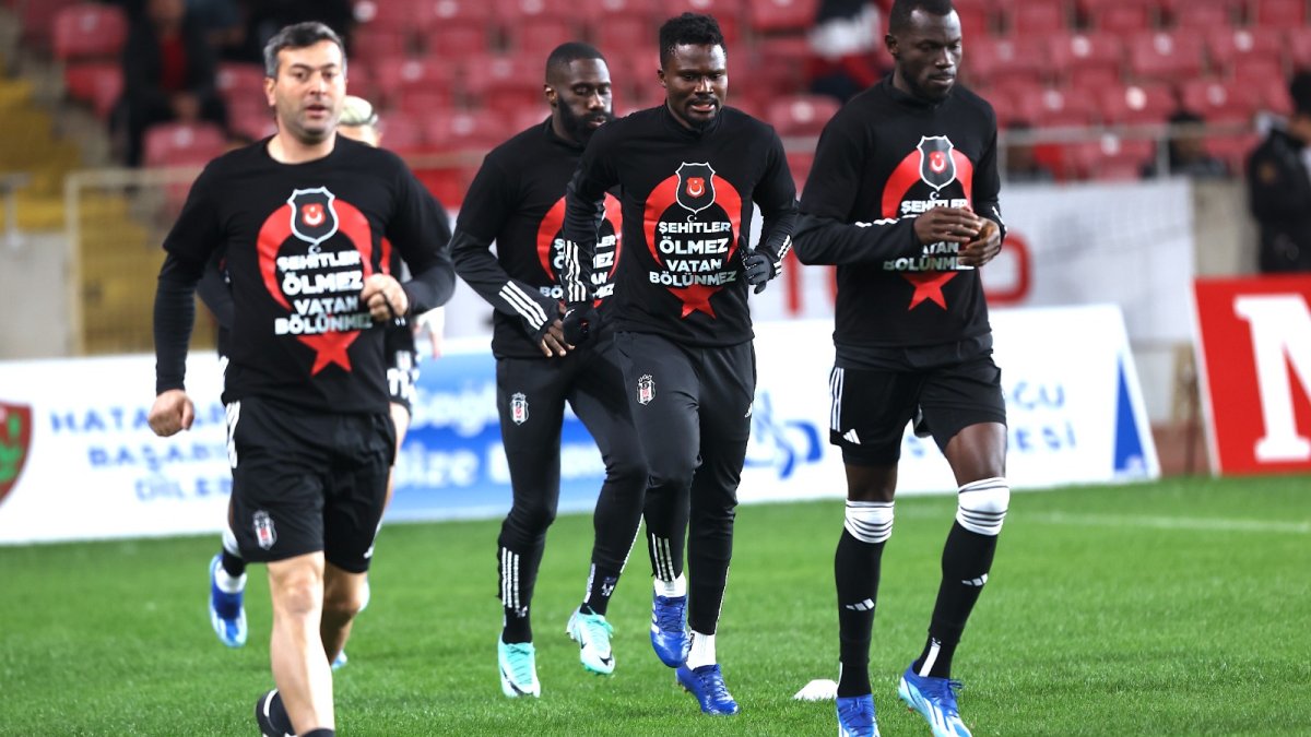 Beşiktaş sahaya şehit tişörtleriyle çıktı