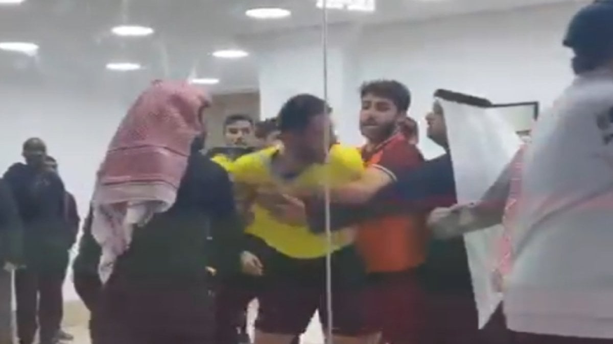 Bu sefer hakem futbolculara saldırdı! Ortalık karıştı