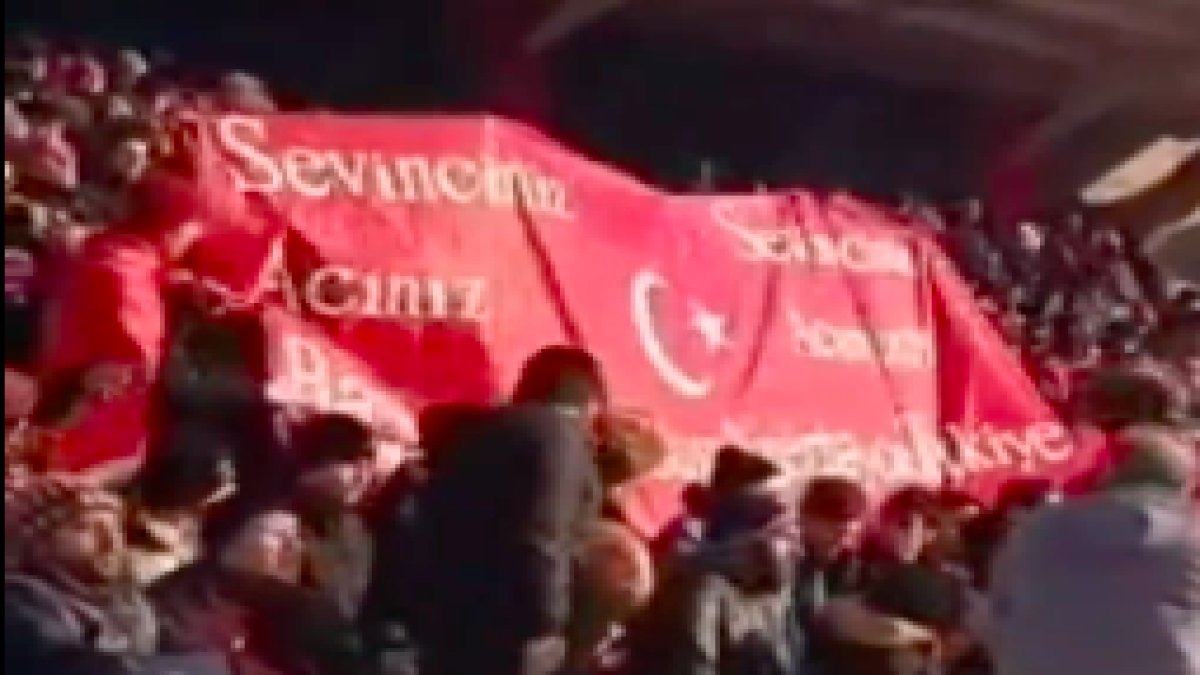 Azerbaycan futbol takımı Tractor maçında tribünden Türkiye'ye destek: "Türkiye başın sağ olsun"